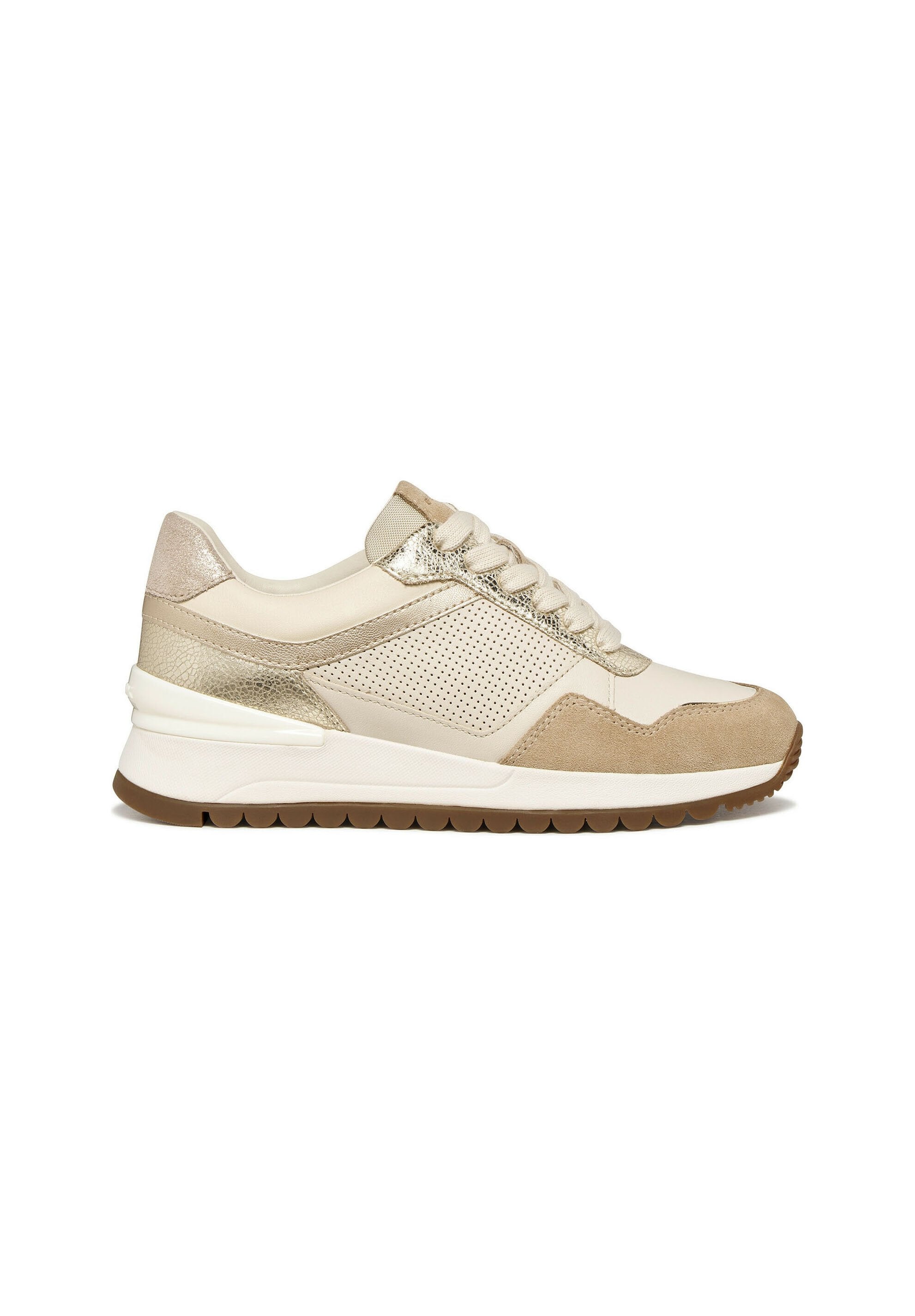 Beiger und cremefarbener Sneaker mit niedrigem Schaft, weißer Sohle, perforiertem Seitenpanel, Wildleder-Zehenpartie, metallischen Akzenten und weißen Schnürsenkeln.