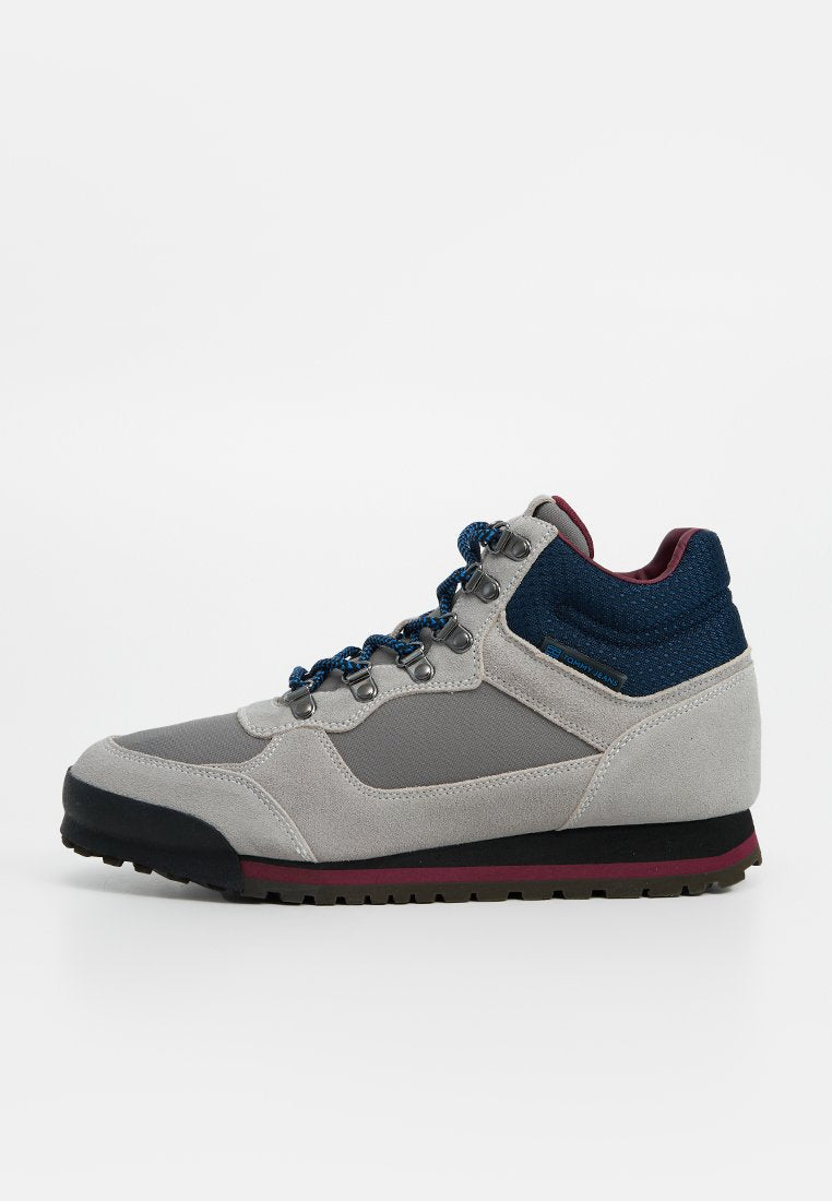 Grauer Wanderstiefel mit blauen Textilakzenten, ausgestattet mit strukturiertem Wildleder, Metallösen und einer Gummisohle mit einem kastanienbraunen Streifen.