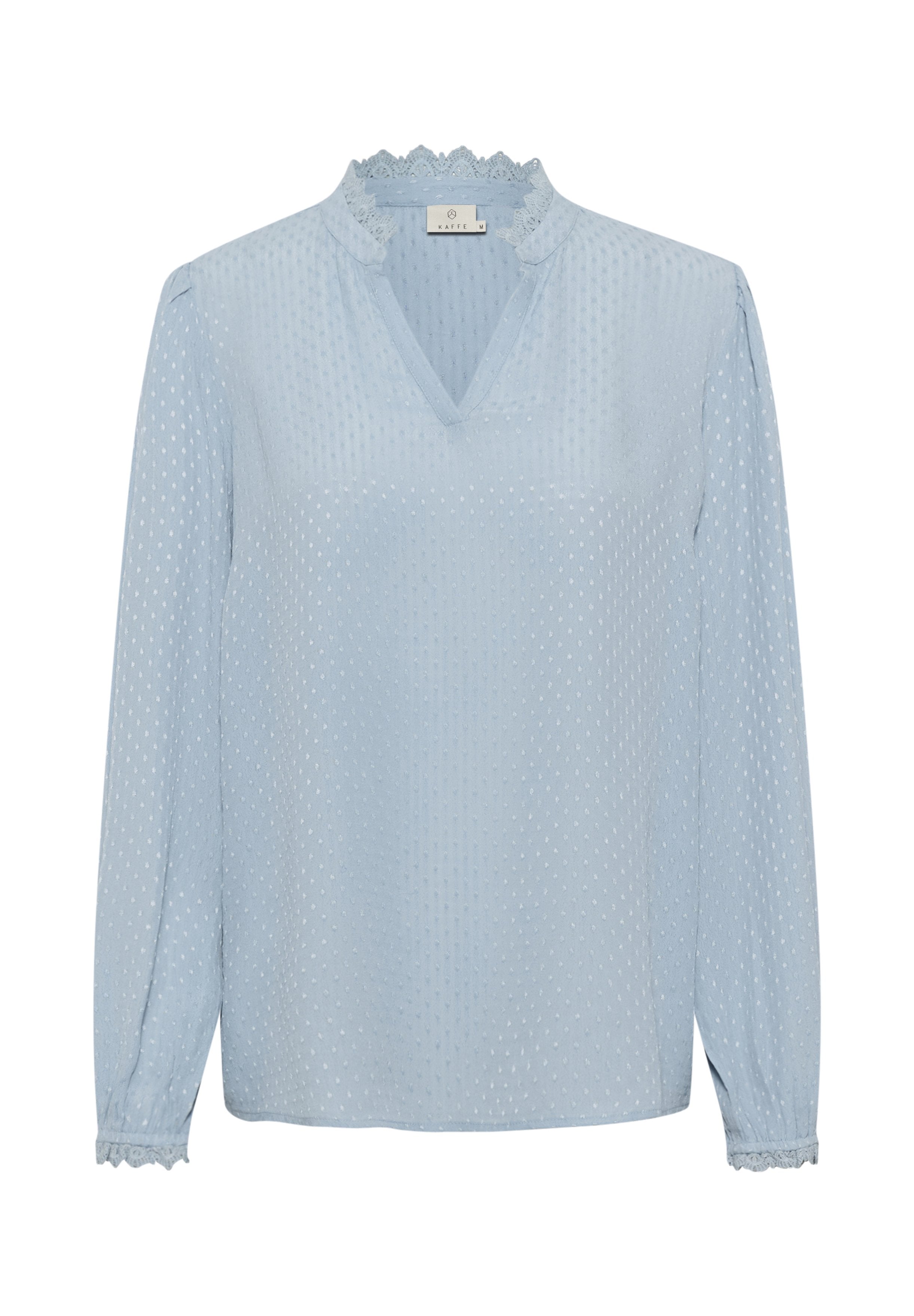 Hellblaue Bluse mit einem strukturierten Polka-Dot-Muster, V-Ausschnitt und Spitzenbesatz am Kragen und an den Manschetten. Lange Ärmel, lockere Passform.