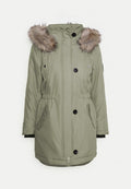 Olivgrüner Parka mit Kapuze aus Kunstpelz, Knopfverschluss, Seitentaschen und tailliertem Schnitt. Hergestellt aus wasserabweisendem Material.