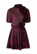 Kurzarmkleid in burgunderrot mit einem schwarzen Punkte-Muster. Mit Rüschendetails an Schulter und Seite, im fließenden Design.