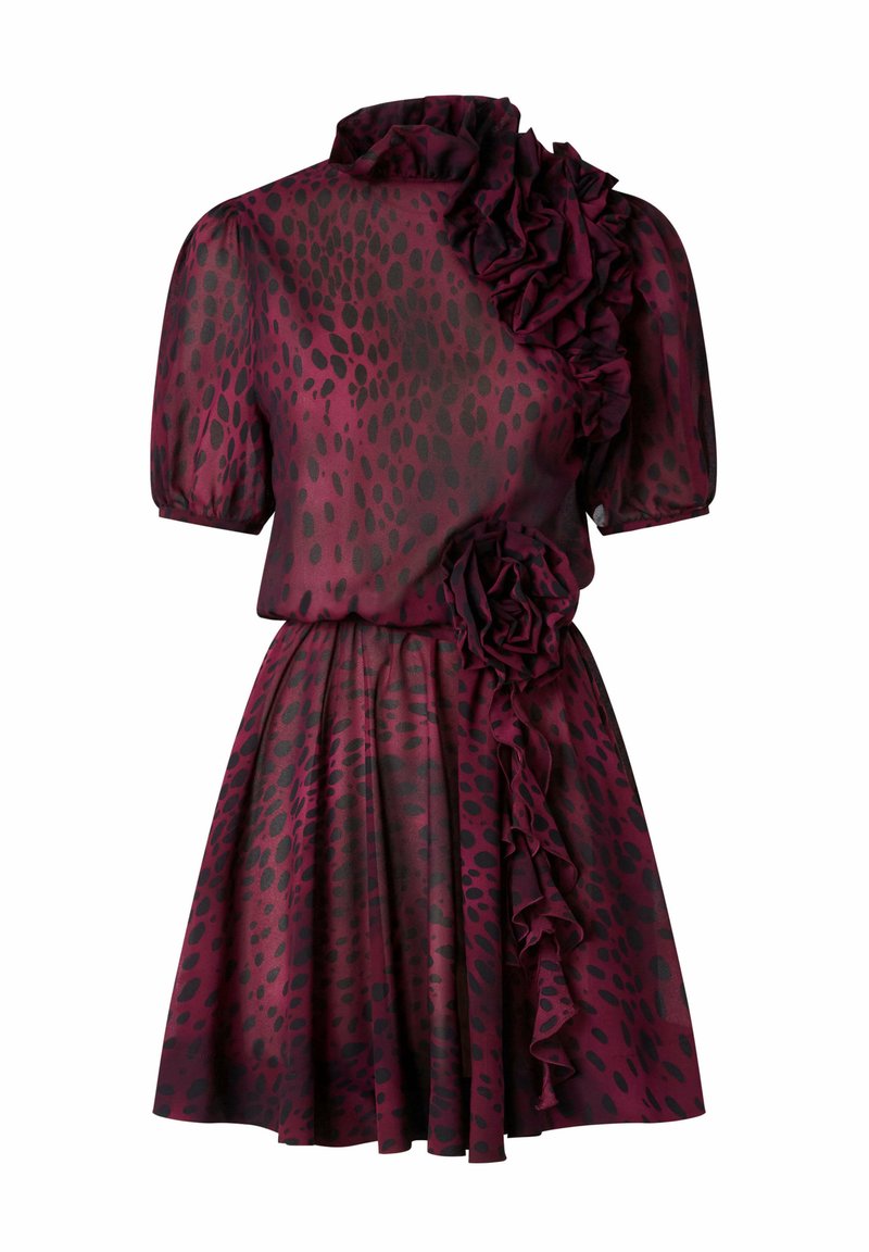 Kurzarmkleid in burgunderrot mit einem schwarzen Punkte-Muster. Mit Rüschendetails an Schulter und Seite, im fließenden Design.