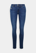 Schmale Jeans aus mittlerem blauen Denim. Verfügt über fünf Taschen, einen Knopf- und Reißverschluss sowie dezente Ausbleichungen an den Oberschenkeln. Klassisches Design.