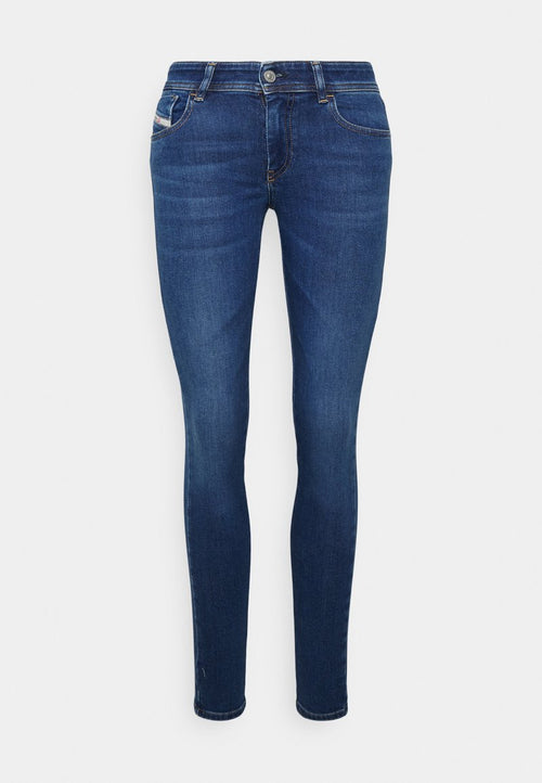 Schmale Jeans aus mittlerem blauen Denim. Verfügt über fünf Taschen, einen Knopf- und Reißverschluss sowie dezente Ausbleichungen an den Oberschenkeln. Klassisches Design.