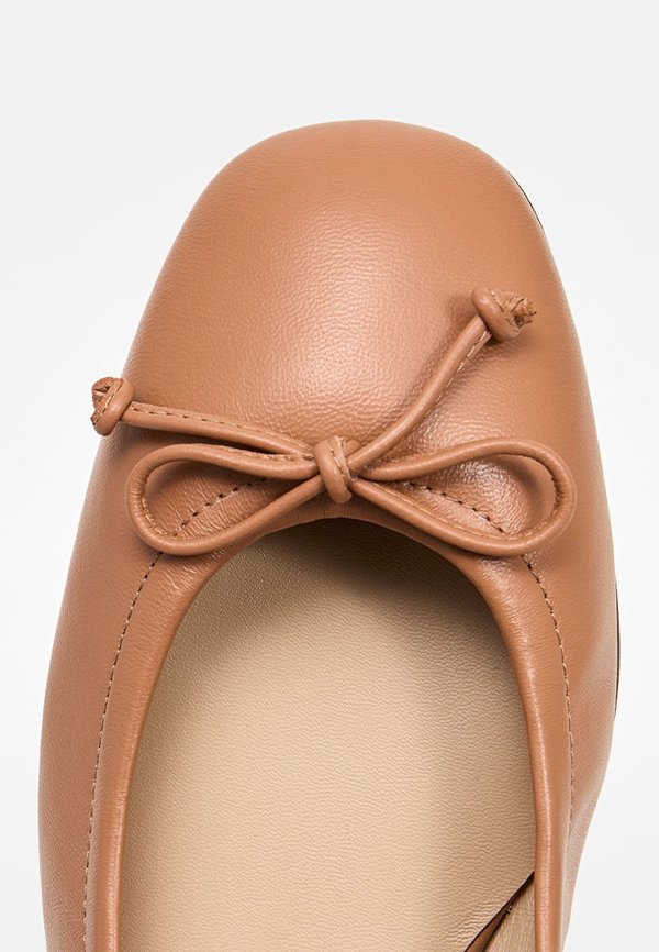 Stuart Weitzman STEFANIE