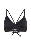 Schwarzer Bikini-Oberteil mit dreieckigen Cups, verstellbaren Trägern, gewickeltem Design und einem goldfarbenen Verschluss in der Mitte. Glatte Textur.