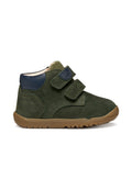 Grüne Wildleder-Stiefelette mit marineblauen Akzenten, zwei verstellbaren Klettverschlüssen und einer Gummisohle mit strukturiertem Profil.