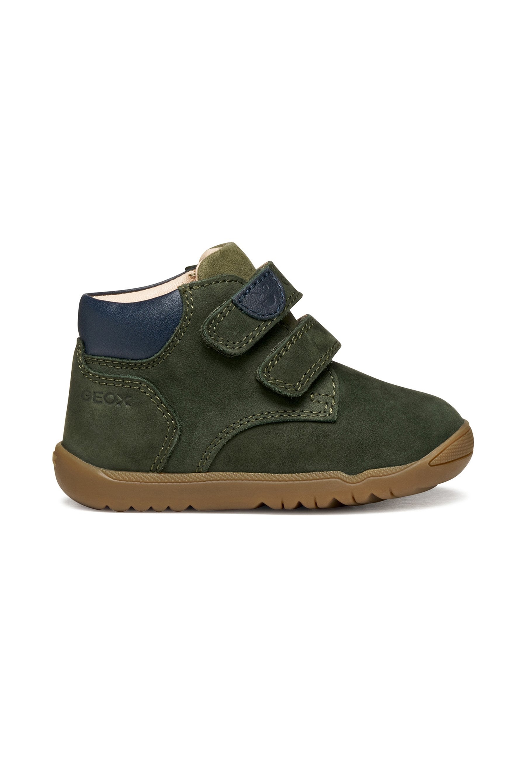 Grüne Wildleder-Stiefelette mit marineblauen Akzenten, zwei verstellbaren Klettverschlüssen und einer Gummisohle mit strukturiertem Profil.