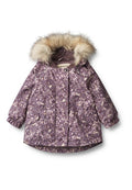Lila, blumengemusterte Winterjacke mit einer Kapuze aus Kunstpelz, Druckknopfverschlüssen und zwei vorderen Taschen. Weiche, gesteppte Textur.