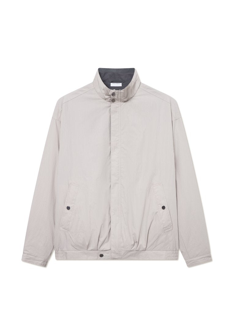 Hellgraue Windjacke mit hohem Kragen, Druckknopfverschluss vorne, zwei Seitentaschen und glattem, leicht strukturiertem Stoff.