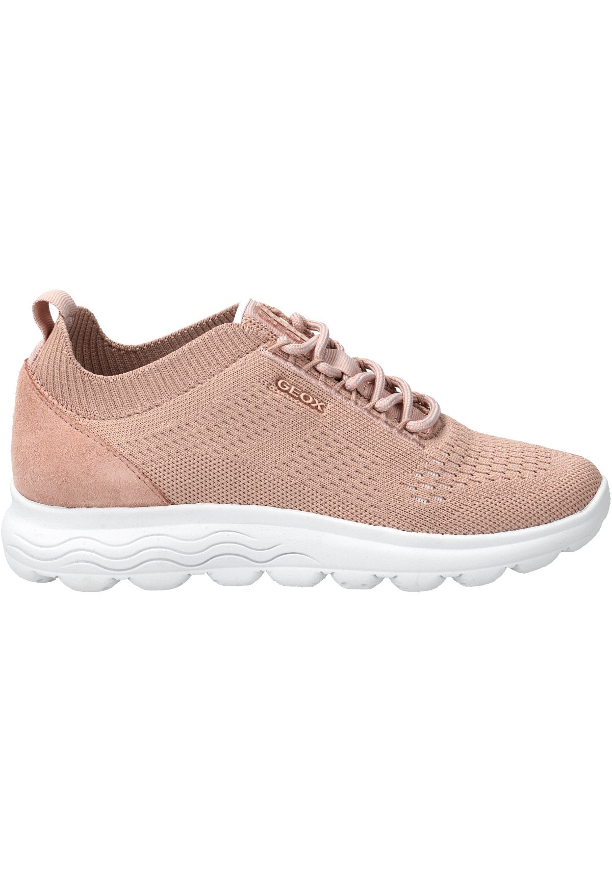 Helle rosa Sportschuhe mit gestricktem Obermaterial und Wildlederakzenten. Sie verfügen über eine weiße, gepolsterte Sohle mit wellenförmigem Muster und Schnürsenkeln für einen sicheren Sitz.