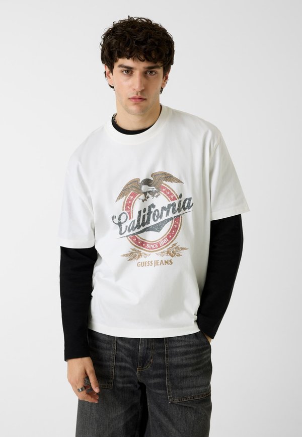 Guess OVERSIZE FIT BEDRUCKTES T-SHIRT - Print T-shirt - mehrfarbig weiß