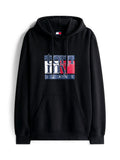 Schwarzer Hoodie aus Baumwolle mit einer vorderen Kängurutasche. Verfügt über ein mehrfarbiges Grafiklogo mit blauen, roten und weißen Akzenten.