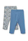 Zwei Paar Leggings: eine mit einem blauen Blumenmuster auf einem hellen Hintergrund, die andere in einfarbigem Blau. Beide aus weichem, dehnbarem Stoff.