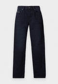 Dunkelblaue gerade geschnittene Jeans mit Fronttaschen, Gürtelschlaufen und Knopfverschluss, flach auf weißem Hintergrund ausgebreitet.
