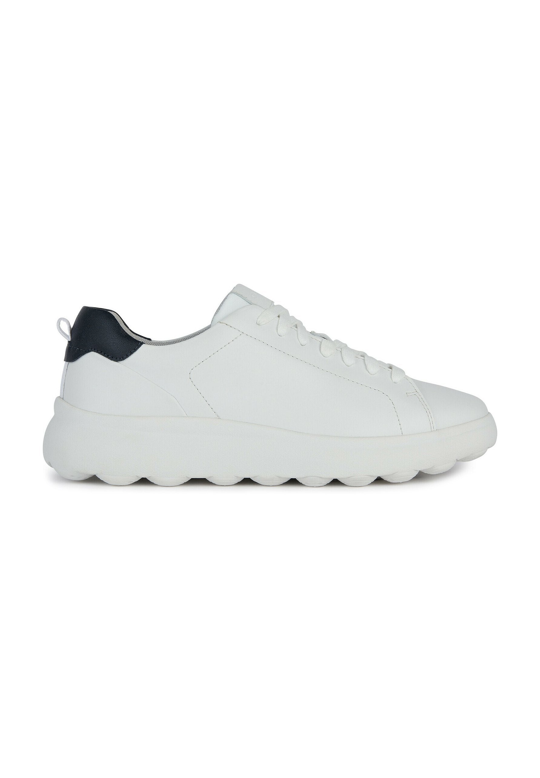 Weißes Leder-Sneaker mit einer strukturierten, dicken Sohle und gebogenem Rand. Verfügt über eine marineblaue Fersenkappe, Schnürsenkel vorne und ein minimales Design.
