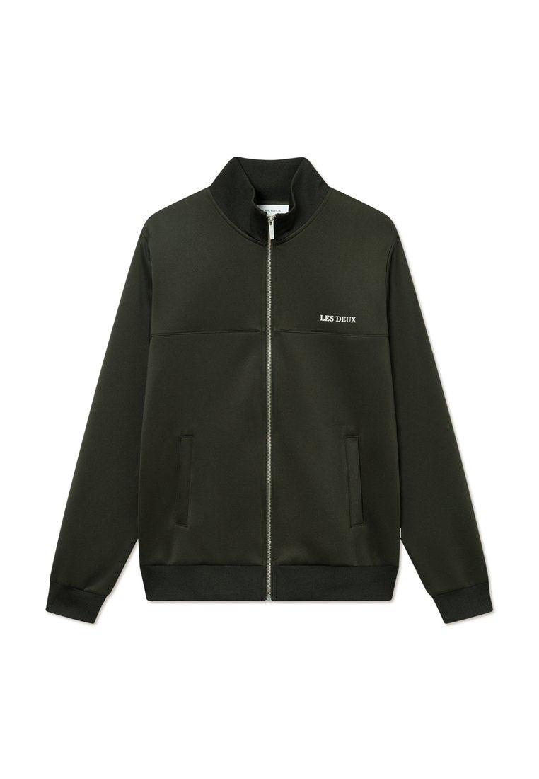 Dunkelgrüne Zip-Jacke aus glattem Material, mit Stehkragen, zwei seitlichen Taschen und einem weißen Logo auf der linken Brustseite.