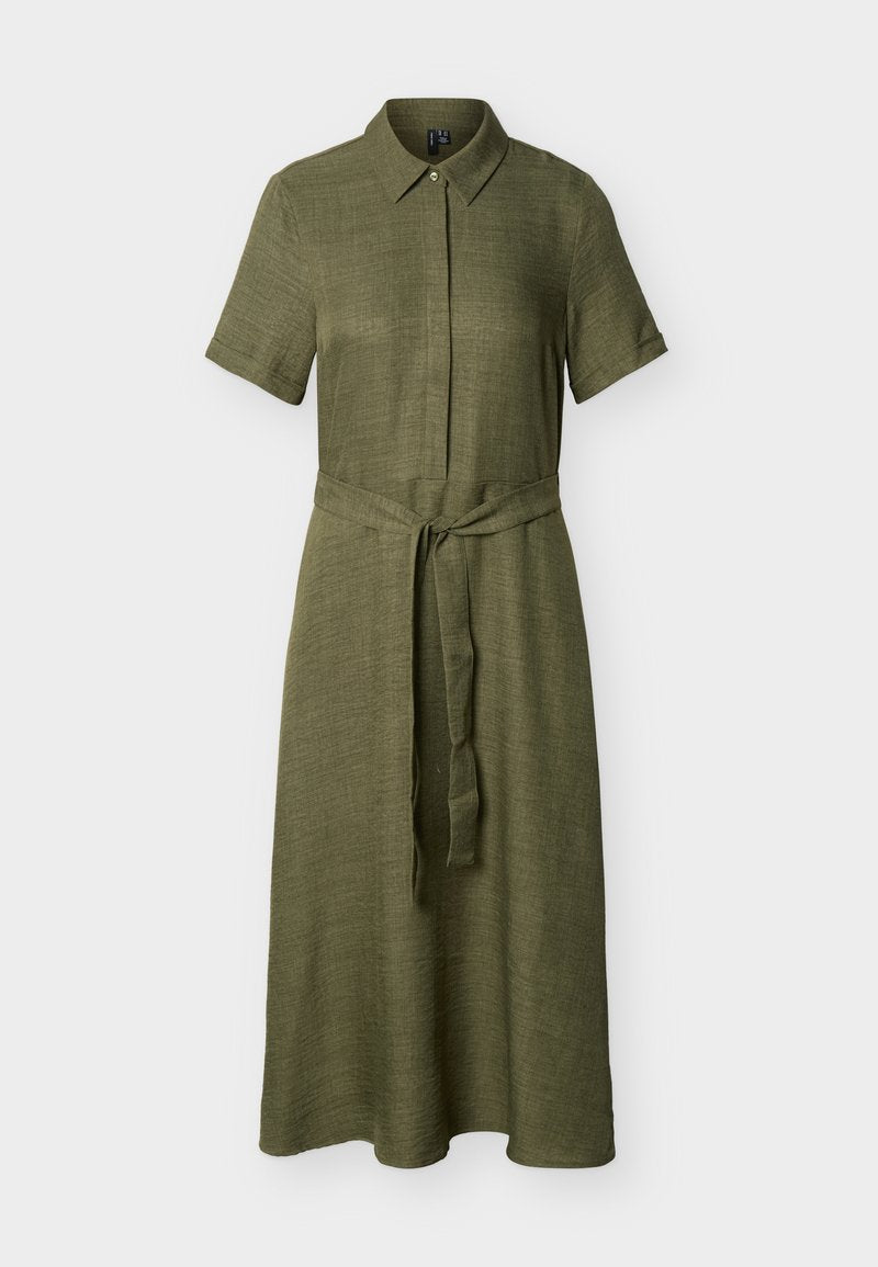 Olivgrünes Midi-Kleid mit kurzen Ärmeln und Kragen, vorne mit Knopfleiste und passendem Stoffgürtel in der Taille.