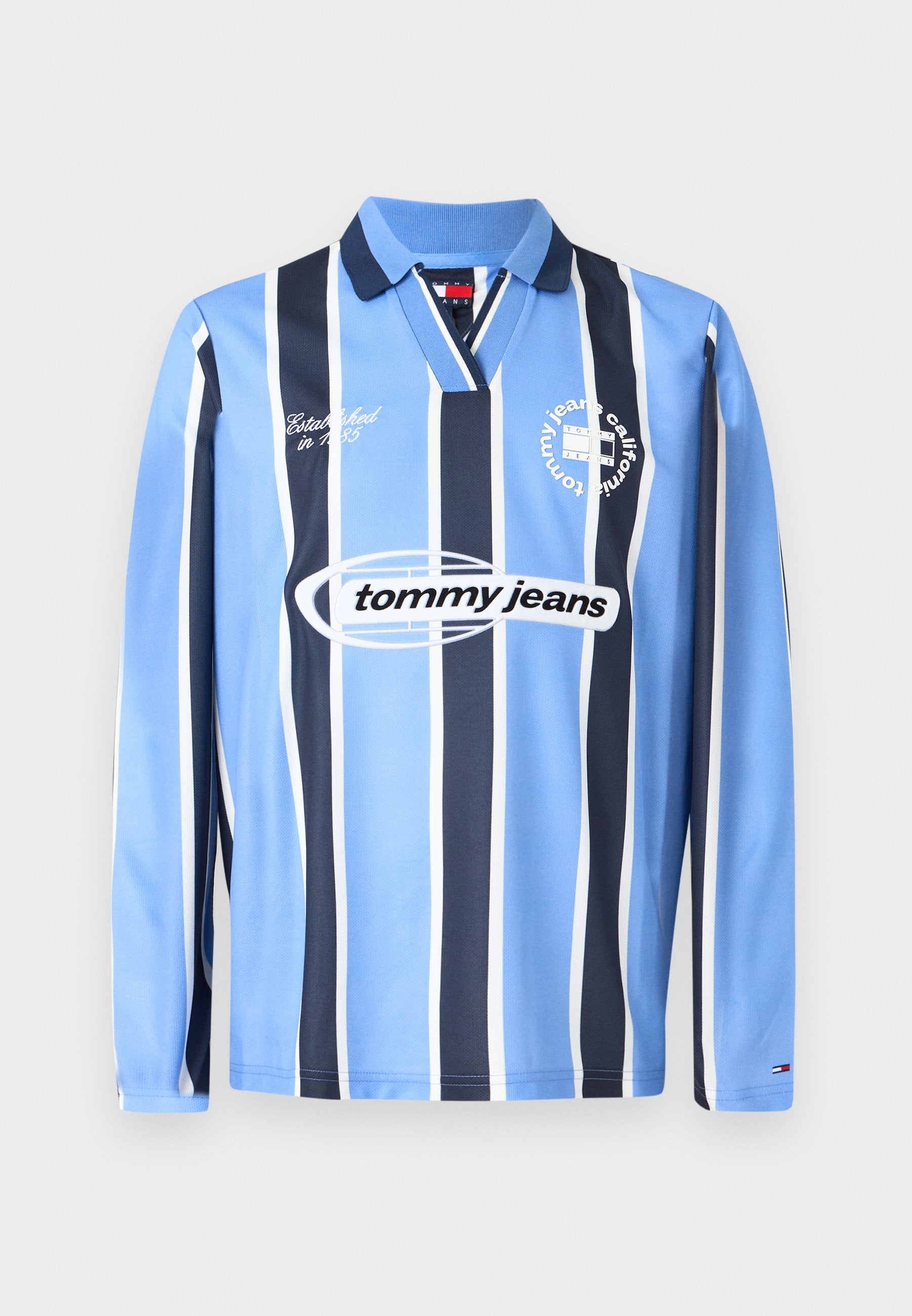 Langärmliges Poloshirt in Hellblau mit dunkelblauen vertikalen Streifen, mit V-Ausschnitt, weißen Akzenten und "Tommy Jeans" Logo auf der Brust.