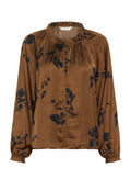 Braune Satinbluse mit dunklem Blumenmuster, gerafftem Ausschnitt, Knopfleiste und langen Ballonärmeln mit elastischen Bündchen.