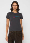 Graues T-Shirt mit kurzen Ärmeln, das auf der Vorderseite mit blauer und roter Grafikbeschriftung "Diesel Industry DENIM DIVISION" versehen ist, aus weichem Baumwollmaterial gefertigt.