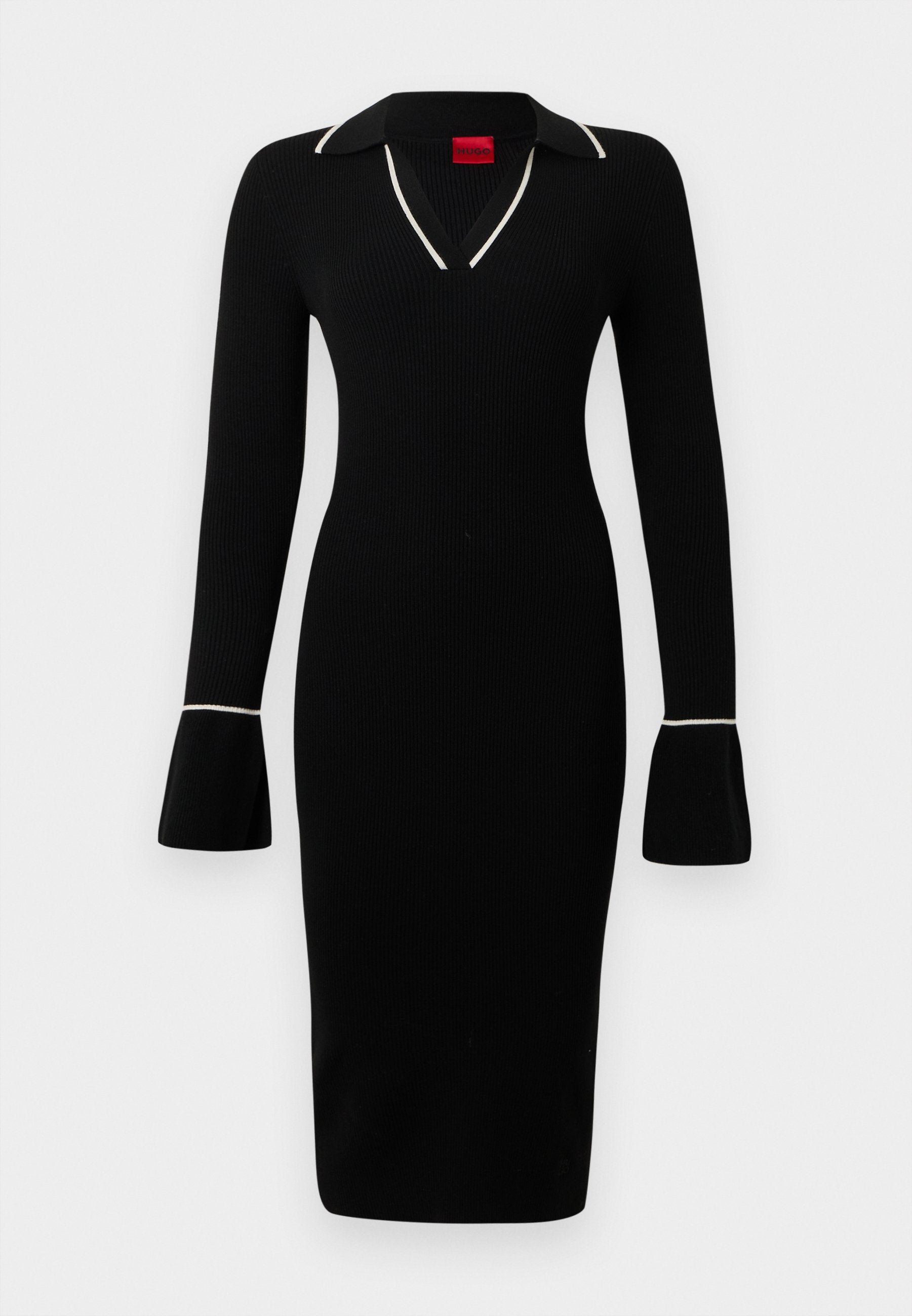 Schwarzes, geripptes Midikleid mit V-Ausschnitt und Kragen. Lange Ärmel mit ausgestellten Manschetten und weißen Akzenten, die einen kontrastierenden Effekt erzeugen.