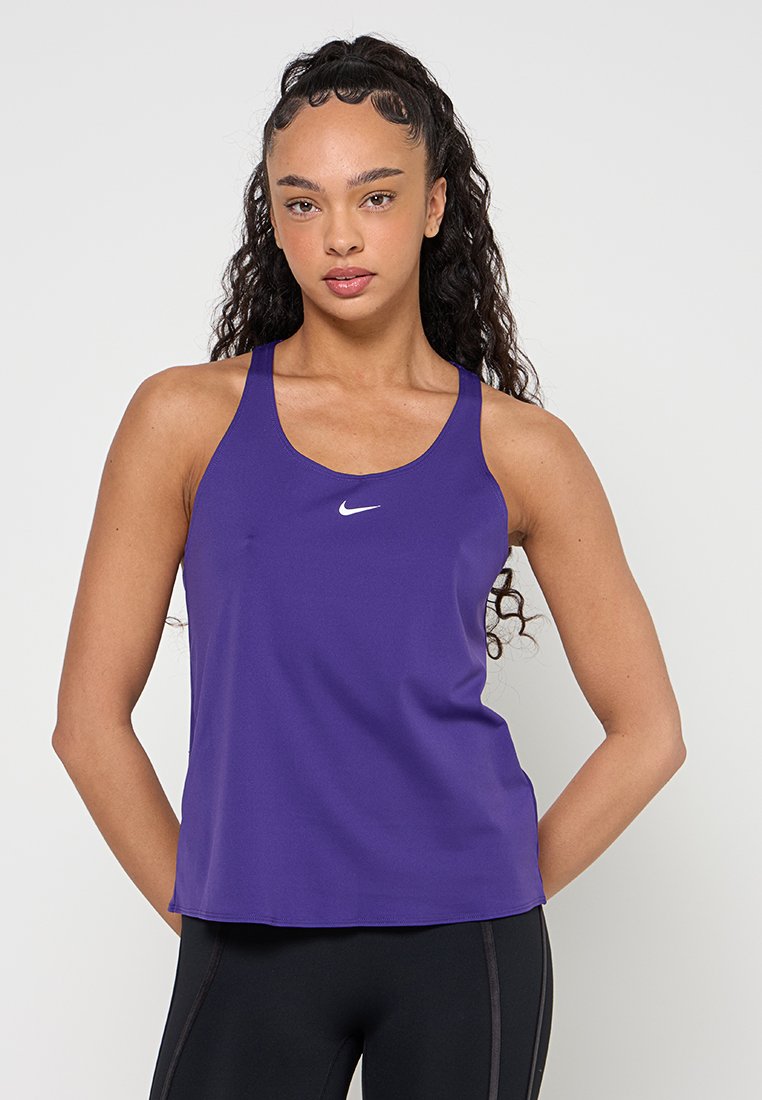 Lila ärmelloses sportliches Tanktop mit glatter Textur, auf der Brust mit einem weißen Nike-Logo versehen und in lockerer Passform.