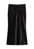 Schwarze Satin-Midirock mit glatter Textur, geradem Schnitt und elastischem Bund. Keine sichtbaren Muster oder Akzente.