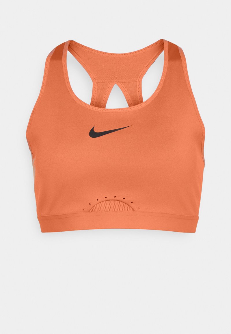Oranger Nike Sport-BH mit Racerback-Design, atmungsaktivem Mesh-Einsatz am unteren Rand und schwarzem Logo auf der Vorderseite. Glatte Textur.