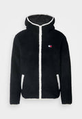 Schwarze Fleecejacke mit Kapuze, ausgestattet mit einem weißen Reißverschluss und Taschen; kleines Logo in Rot, Weiß und Blau auf der linken Brust. Weicher Stoff.