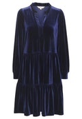 Marineblaues Samtkleid mit langen Ärmeln, einem V-Ausschnitt und Rüschendetails. Verfügt über einen gestuften Rock für eine fließende Silhouette.