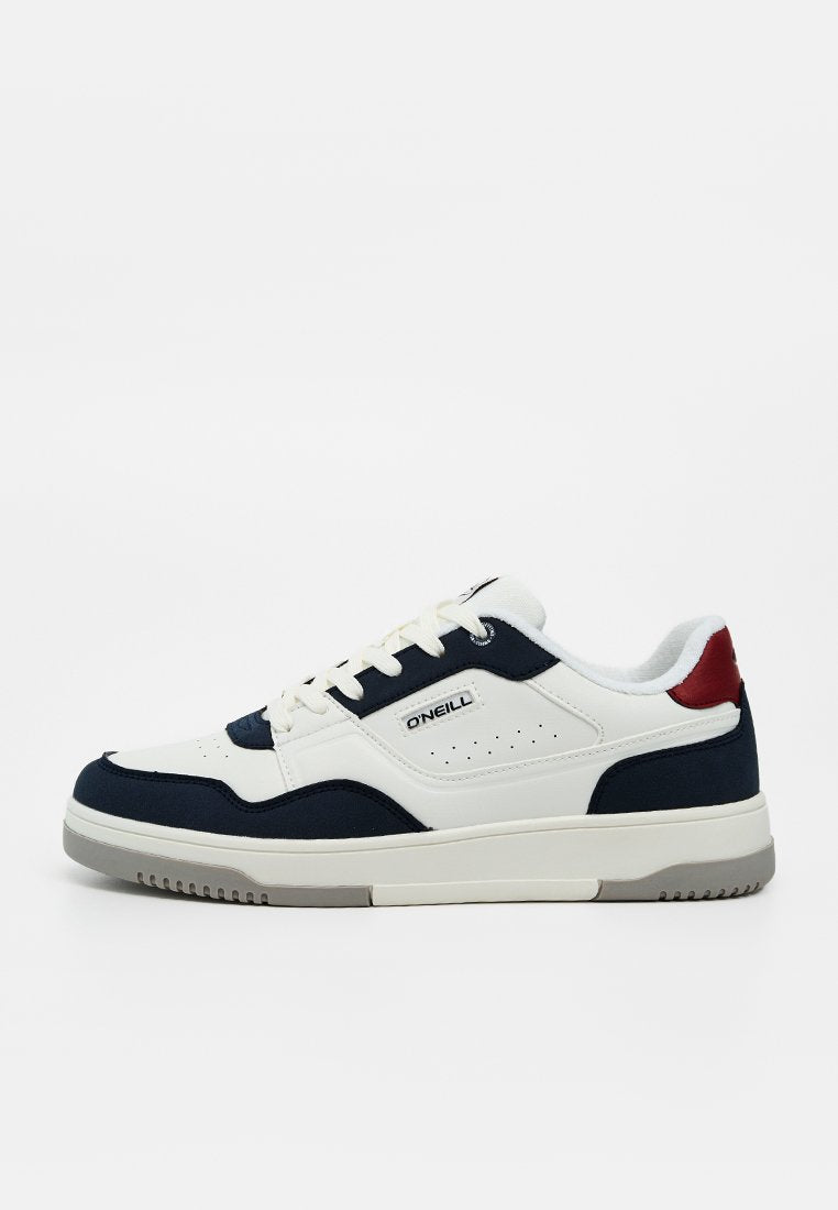 Weißer Sneaker mit dunkelblauen Akzenten, rotem Fersenlasche, grauer Sohle und "O'NEILL"-Logo an der Seite, von der Außenseite gezeigt.