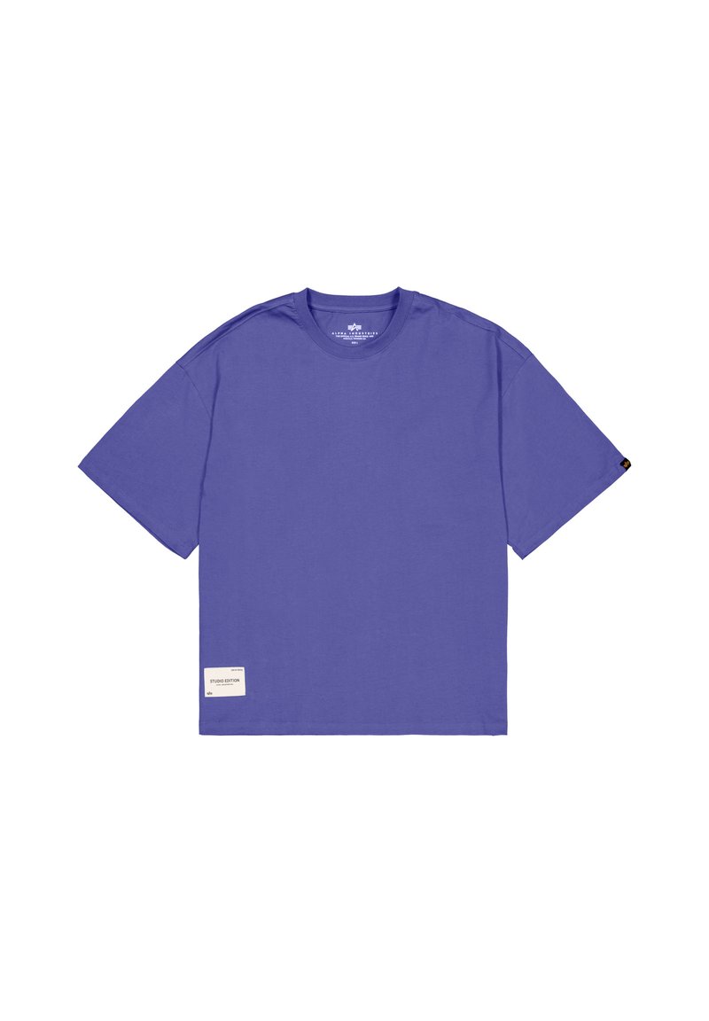 Lila Baumwoll-T-Shirt mit kurzen Ärmeln, Rundhalsausschnitt und einem rechteckigen weißen Etikett in der unteren linken Ecke mit Text. Einfaches, oversized Design.