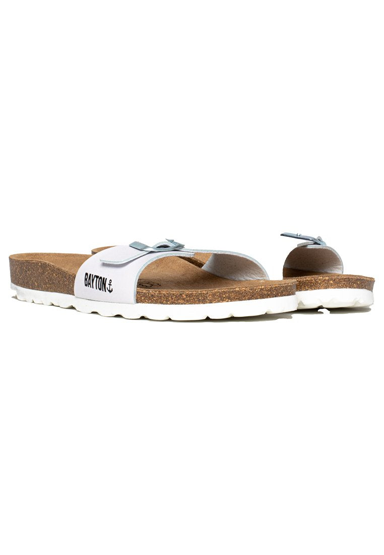 Weiße Sandalen mit einem Korkfußbett, ausgestattet mit einem Riemen in Blauakzenten und weißer Sohle. Der Text "BAYTON" ist auf dem Riemen gedruckt.