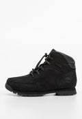 Schwarze Wildleder-Ankle-Boots mit einem glatten Lederakzent, runder Zehenform, Schnürdesign und Logodetail an der Außenseite. Gummisohle für besseren Halt.