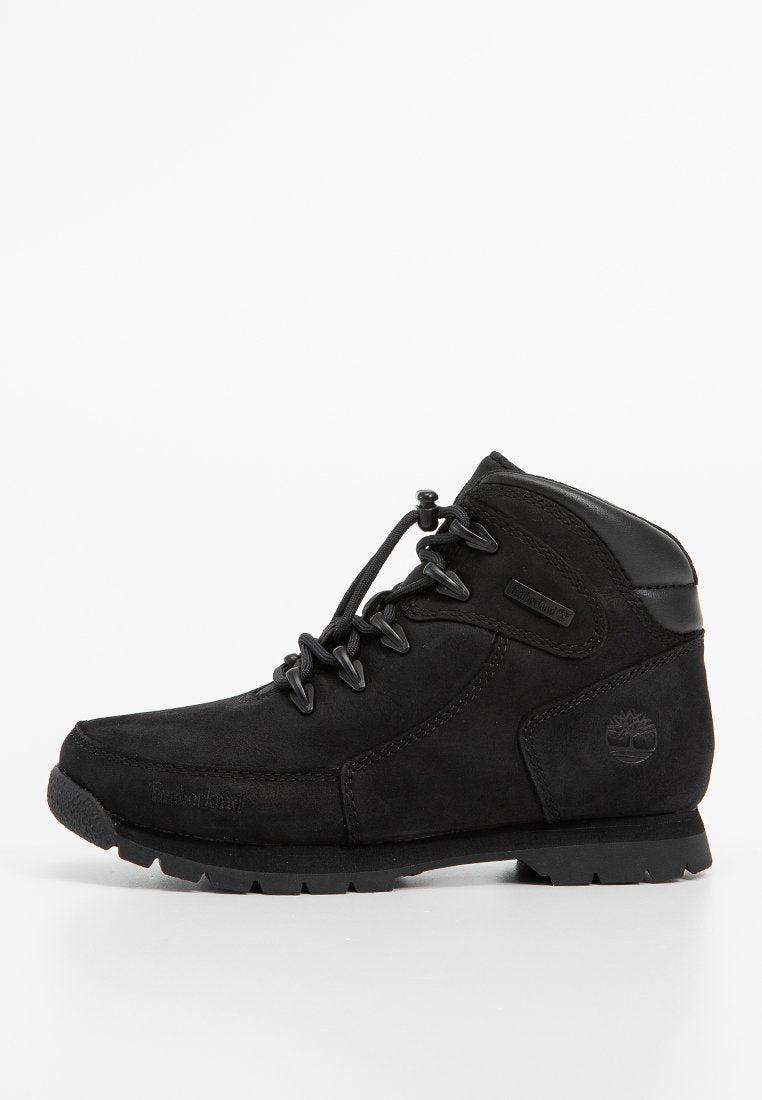 Schwarze Wildleder-Ankle-Boots mit einem glatten Lederakzent, runder Zehenform, Schnürdesign und Logodetail an der Außenseite. Gummisohle für besseren Halt.