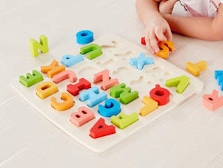 Puzzle aus Holz mit Großbuchstaben ABC Hape